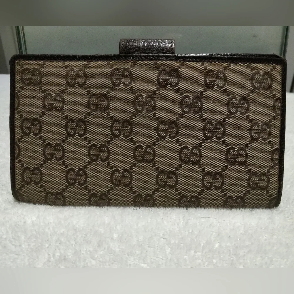 Gucci luxurious gg